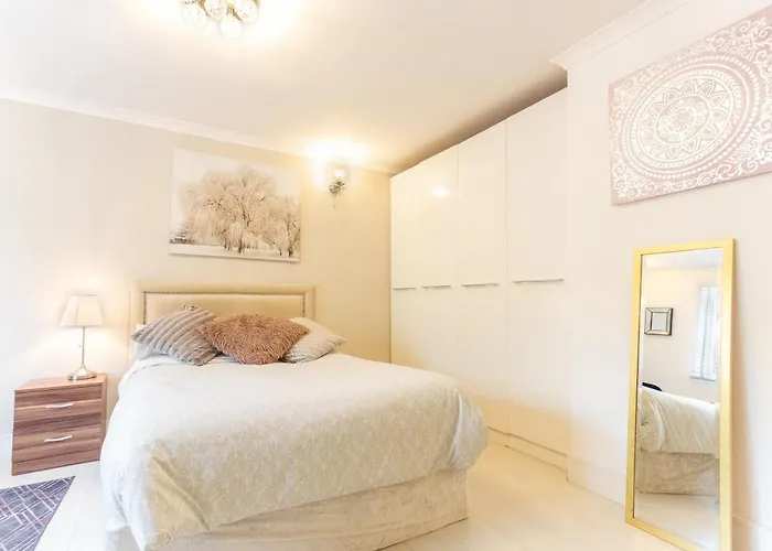 Modern apartment close to central London (zone 2)