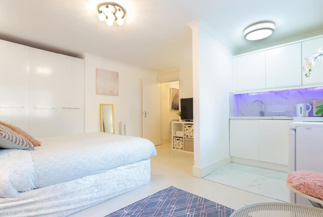 Modern Close To Londra